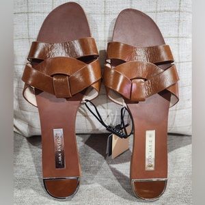 Crossed leather flat sandal